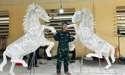 Hoạ sĩ áo xanh "thổi hồn" vào sắt thép, xi măng, tạo hình linh vật ngựa đón Tết