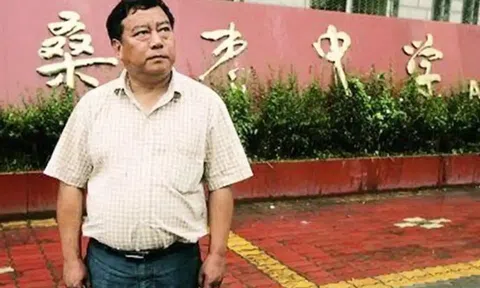 Thầy hiệu trưởng vừa nhậm chức đã đưa ra quyết định gây tranh cãi, 13 năm sau tất cả mọi người đều phải thừa nhận và nể phục