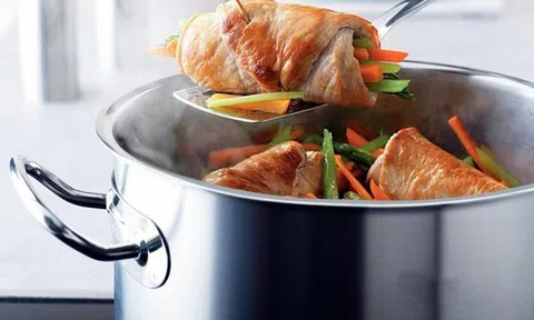 Nguy cơ UNG THƯ từ thói quen bà nội trợ nào cũng từng mắc phải: Bát canh qua đêm trở thành “bẫy sức khỏe”