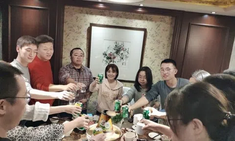 Shipper mở tiệc tân gia mời cả công ty, đến nơi tất cả chết lặng