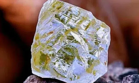 Phát hiện viên kim cương 170 carat khi đi làm ruộng