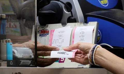 Vừa trúng số độc đắc, cậu sinh viên nghèo lập tức chuyển khoản cho 3 người: Quyết định mà 25 năm sau vẫn nhớ mãi không quên