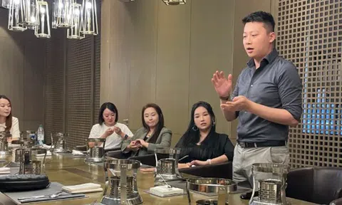 Đề nghị đường đột từ sếp của chồng trong tiệc Tất niên khiến tôi ngoài mặt ái ngại, bên trong mừng như "trúng số"