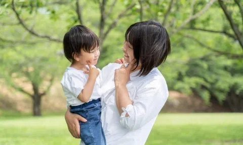 Con càng yêu bạn, 3 “hành động nhỏ” này càng không giấu được: Nhiều cha mẹ lại thấy phiền và vô tình nổi nóng