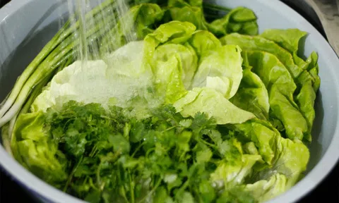 Rửa rau ngâm muối bao lâu là đủ sạch mà không làm nát rau?