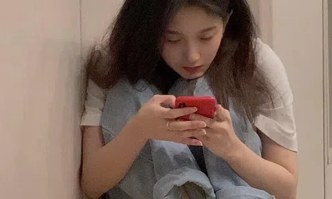 Vì sao lướt điện thoại trong khi ăn tốt hơn xem TV?