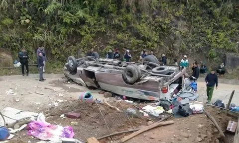 Lật xe khách ở Lào Cai, ít nhất 7 người tử vong