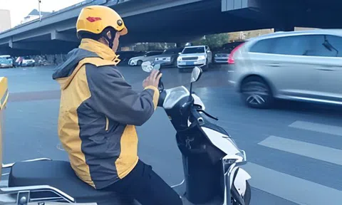 63 tuổi vẫn làm shipper kiếm tiền, người đàn ông bị khóa app vì lý do không ngờ