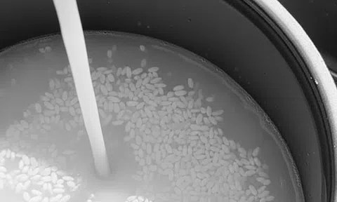 Nấu cơm bằng loại nước trắng đục này tốt gấp vạn lần nước lọc: Cơm ngon, dưỡng da, ngừa nhiều bệnh tật