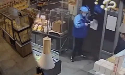 Lấy bánh kem đi giao, nam shipper bất ngờ phát hiện dấu hiệu lạ bên trong khiến anh bật khóc