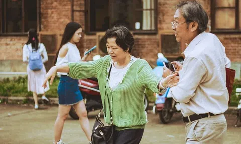 Dù ngồi trên "núi tiền" vẫn bị con cái né tránh: 4 kiểu cha mẹ càng về già càng khiến con sợ sống chung