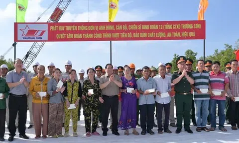 Thủ tướng Phạm Minh Chính kiểm tra tiến độ thi công 2 tuyến đường quan trọng ở Cà Mau