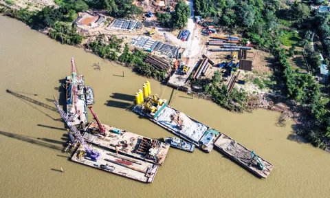 Cận cảnh công trường thi công cầu Trần Hưng Đạo 6 làn xe bắc qua sông Hồng