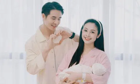 MC có nụ cười đẹp nhất VTV hạnh phúc bên con đầu lòng, Hòa Minzy dịu dàng