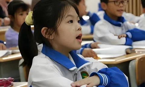 Giáo viên 25 năm nói thẳng: Không biết tiên tri nhưng nhìn cách phụ huynh đón con, tôi biết tương lai của đứa trẻ sướng hay khổ