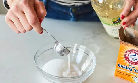 Chỉ vì trộn baking soda với giấm, nhiều người làm hỏng cả mặt bếp: Hóa ra hỗn hợp này không hề “thần thánh”