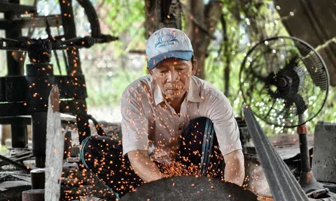 Làng nghề 300 năm tuổi ở Quảng Ngãi đỏ lửa những ngày cận Tết