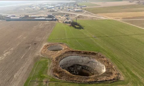 Hàng trăm 'hố tử thần' mọc lên giữa đồng, nông dân hốt hoảng: Giáo sư hé lộ nguyên nhân từ những năm 2000