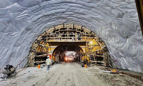 Ba năm khoét núi mở hầm nối thông cao tốc Bắc – Nam qua địa hình hiểm trở