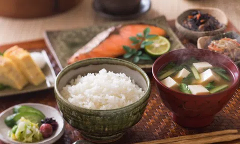 Nhìn đơn giản, nhưng người Nhật luôn áp dụng 5 thói quen này khi ăn trưa để trẻ đẹp và trường thọ hơn, tiếc là nhiều người hay làm ngược lại