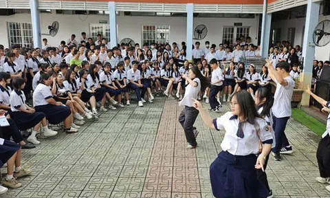 Từ 1-2026, trường học từ cấp THCS ở TPHCM hạn chế dùng điện thoại giờ ra chơi