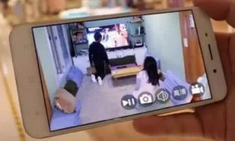 Thuê bảo mẫu trông con, con trai 8 tuổi cứ 9 giờ tối là buồn ngủ, bố kiểm tra camera rồi thưởng gấp cho bảo mẫu 70 triệu