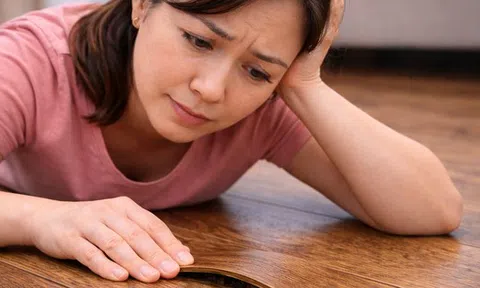 Tiện tay đổ nước lau sàn lên sàn gỗ: Một phút cho nhanh, vài tháng sau gỗ phồng rộp – tiếc không kịp