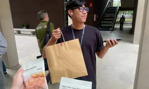 Chàng trai đi quanh trường đại học tặng kẹo cho người lạ chỉ vì một lý do