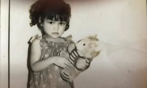 Không ai ngờ cô bé trong ảnh này giờ là người nổi đình nổi đám showbiz Việt: Đã vậy còn dạy con cực hay!