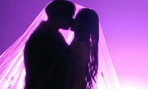 Thân mật trên sân khấu giao thừa, nam ca sĩ bất ngờ xin lỗi