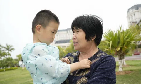 Nghỉ lễ về nhà bà nội hay bà ngoại? Câu trả lời của đứa trẻ khiến người mẹ đứng bên đỏ bừng mặt!