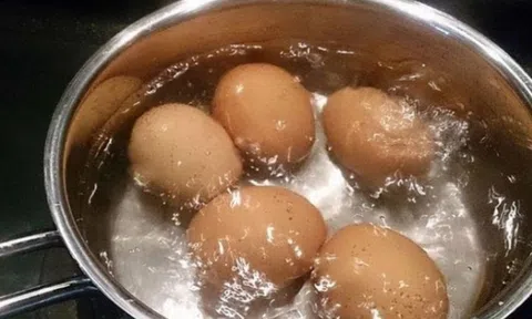 Nên luộc trứng bằng nước lạnh hay nước sôi? Thì ra bấy lâu rất nhiều người hiểu sai