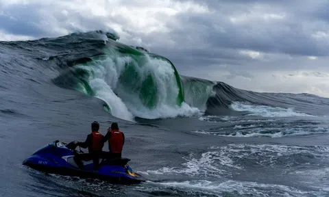 Kỳ quan "con sóng điên rồ nhất thế giới" tại Úc gây bão mạng xã hội vì quá ảo diệu giống hệt sản phẩm AI