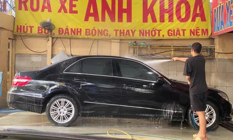 Dịp Tết Dương lịch, nhân viên tiệm rửa xe ở TP.HCM làm không ngơi tay
