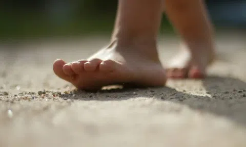 Vì sao bạn không thể cử động từng ngón chân riêng lẻ như ngón tay?