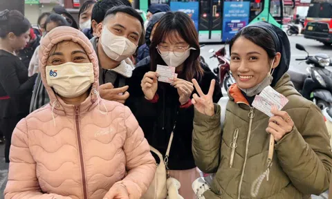 Dậy sớm từ 8 giờ sáng, người dân xếp hàng rước lộc Vàng 0,1 chỉ ngày đầu năm