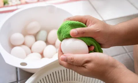 Có nên rửa trứng rồi mới cất tủ lạnh không? Thì ra rất nhiều người làm ngược