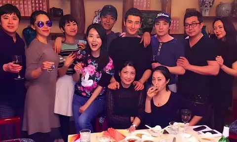 Thanh toán xong bữa họp lớp rồi lặng lẽ rời đi, lớp trưởng "đứng hình" khi nhận được khoản chuyển 350 triệu từ bạn cũ