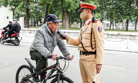 Nghĩ CSGT nghỉ Tết, người đàn ông uống rượu vẫn đạp xe và bị phạt