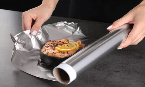 Màng nhôm bọc thực phẩm dùng mặt nào mới đúng?