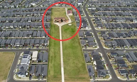 Ngôi nhà "cứng đầu" nhất thế giới, được đền bù 1.051 tỷ đồng vẫn không chịu rời đi: Chủ nhà bị chỉ trích vì 1 lý do rất kỳ lạ