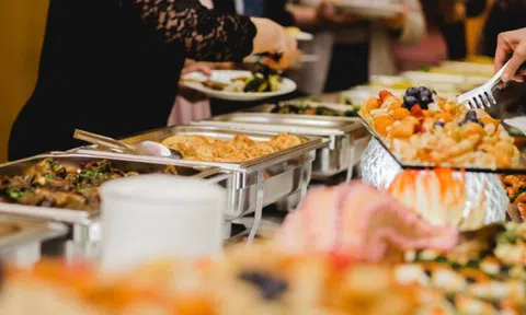 Phát hiện nhóm khách 7 người đi ăn buffet cao cấp hết 300 con cua và cá hồi, 50 hộp sầu riêng, 80 bát chè: "Còn chưa no lắm"