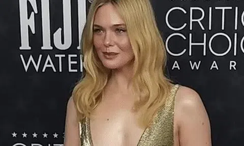 Mỹ nhân triệu người mê lại khiến fan nín thở vì chiếc váy quá sexy