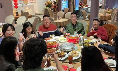 Đi họp lớp, hoa khôi tặng mỗi người một phong bì kỳ lạ: Tôi từ chối nhận bỗng thành “người may mắn nhất”