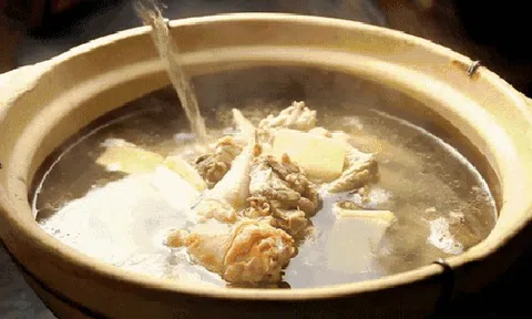 Vì sao nên nêm muối muộn khi ninh xương?