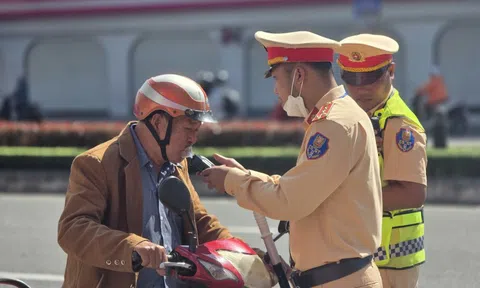 Từ xử phạt vi phạm đến giúp dân tìm lại tài sản, CSGT Đà Nẵng nhận nhiều thư cảm ơn