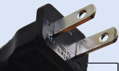 Hơn 90% người dùng đồ điện không biết công dụng của 2 chiếc lỗ nhỏ trên phích cắm dẹt