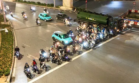 Đường Hà Nội thưa vắng trong đêm rét 10°C, tài xế vẫn dừng ngay ngắn chờ đèn đỏ