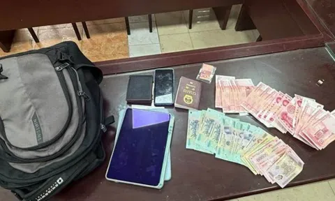 Tài xế công nghệ bất ngờ phát hiện ba lô chứa loạt tiền mặt 500k và ngoại tệ: Công an vào cuộc xác minh