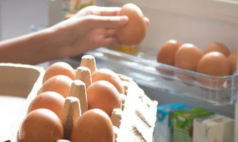 Để trứng trong hay ngoài tủ lạnh tốt hơn? Câu trả lời không đơn giản như nhiều người nghĩ